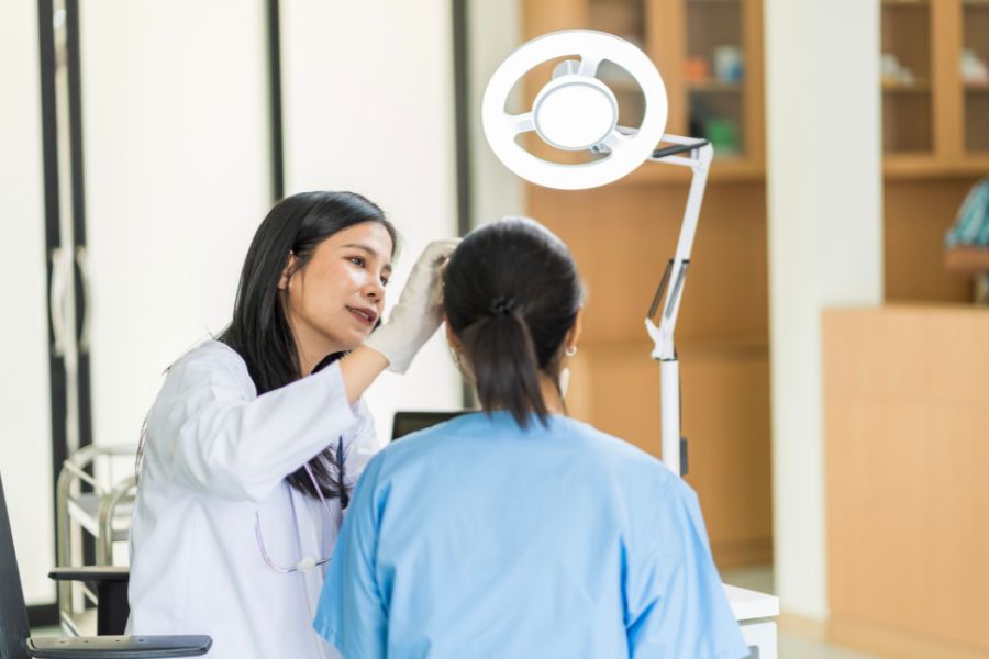 Bác sĩ sẽ kiểm tra kỹ lưỡng để xác định xem bạn phù hợp căng da mini má xệ không