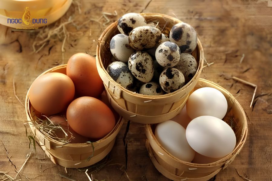 Nhấn mí mắt nên kiêng ăn gì để mau lành, tránh bị sẹo? 12 Ăn lòng trắng trứng dễ khiến vùng da tại các nốt bấm chỉ bị loang lổ, mất thẩm mỹ