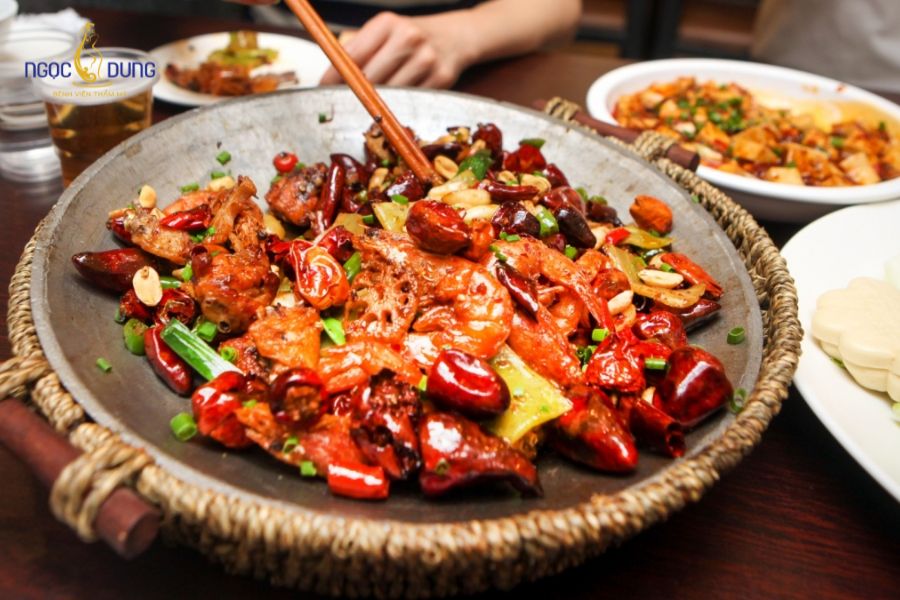 Nhấn mí mắt nên kiêng ăn gì để mau lành, tránh bị sẹo? 18 Đồ ăn cay nóng và chất kích thích làm gia tăng áp lực máu lên vùng mắt, khiến các vết bầm tím lan rộng, lâu tan