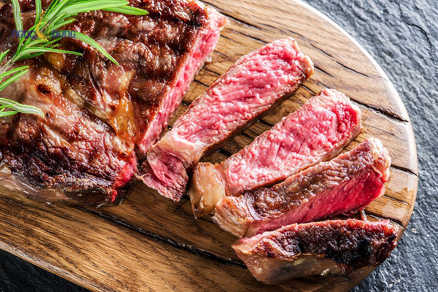 Nhấn mí mắt nên kiêng ăn gì để mau lành, tránh bị sẹo? 13 Hàm lượng sắt và protein bậc cao trong thịt bò là nguyên nhân khiến đường bấm mí dễ bị sậm màu, để lại sẹo thâm