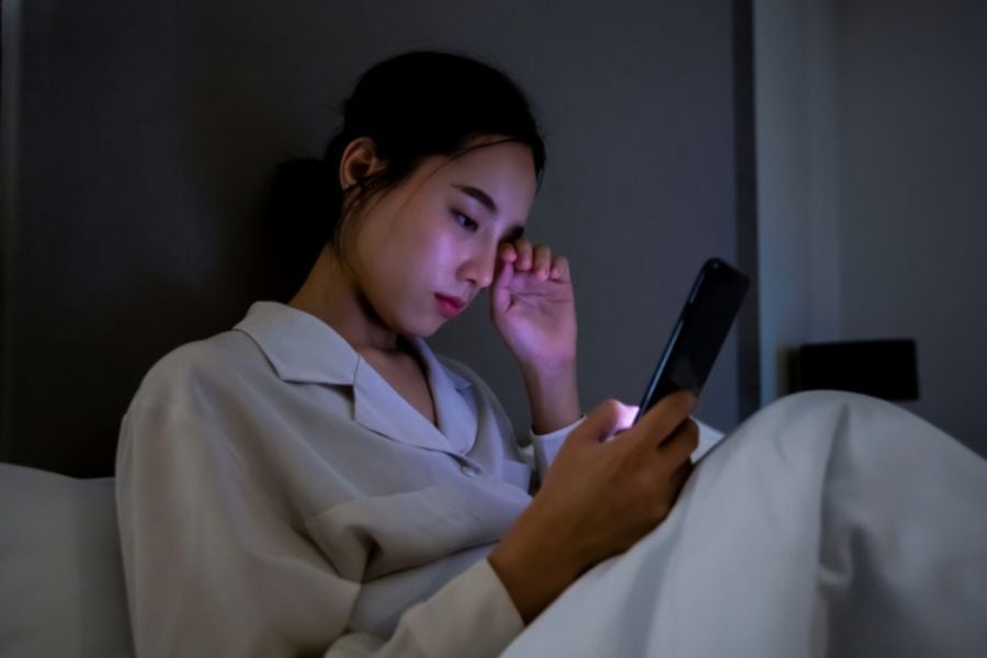 Tầm quan trọng và cách chăm sóc mí mắt sau khi cắt chỉ 12 Hạn chế sử dụng điện thoại liên tục sau cắt mí