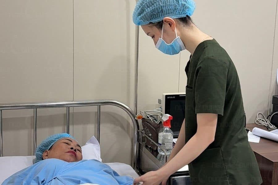 Nâng cung chân mày có để lại sẹo không? Lưu ý để tránh sẹo 16 nang cung chan may co de lai seo khong 7