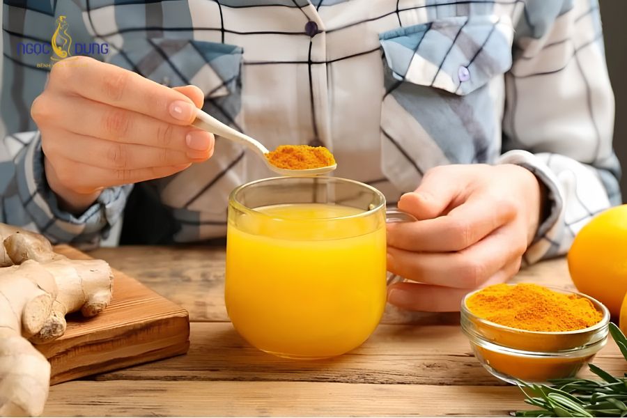 Top 5+ cách làm giảm sưng mắt sau cắt mí hiệu quả nhanh 13 Sử dụng tinh chất nghệ qua đường uống giúp kháng viêm từ bên trong, tránh bôi trực tiếp nghệ tươi lên vết thương hở