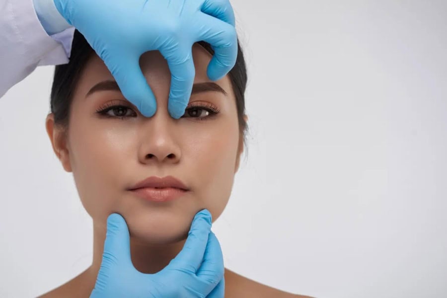 Tiêm chất làm đầy nâng mũi hiệu quả bao lâu? Giải đáp từ A-Z 21 Thăm khám và tư vấn phương án tiêm filler nâng mũi theo tình trạng thực tế của khách hàng