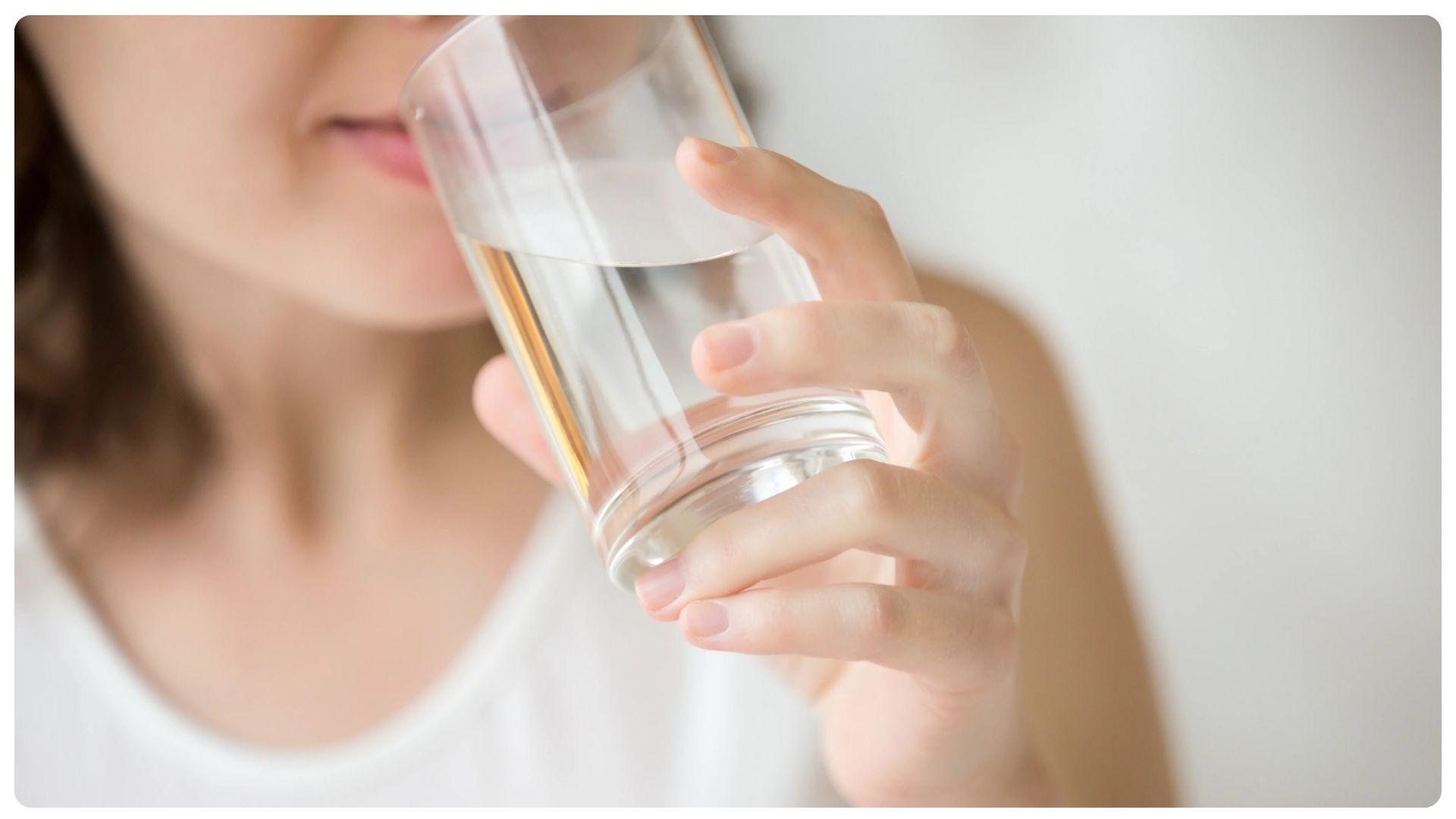 Sau nâng mũi ăn măng được không? Kiêng cữ trong bao lâu? 19 Uống khoảng 1.5–2 lít nước mỗi ngày để giúp vết thương nhanh lành