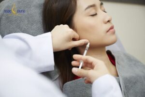 Bạn nên tới các cơ sở uy tín để được tư vấn, hỗ trợ xử lý tan botox an toàn