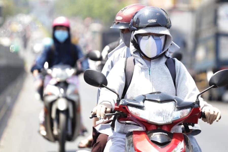 Nâng mũi bao lâu thì đi xe máy được? Những hạn chế cần lưu ý 12 Cần che chắn vùng vừa phẫu thuật thật kỹ lưỡng bằng khẩu trang trước khi di chuyển