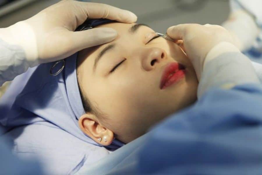 Nhấn mí có đau không? Những điều cần biết trước khi thực hiện 16 Chi phí nhấn mí mắt phụ thuộc nhiều yếu tố