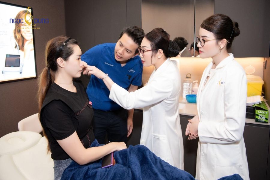 Tiêm Botox là gì? Những công dụng của tiêm botox hiện nay 14 Đội ngũ chuyên gia tại Ngọc Dung đang thực hiện thăm khám cho khách hàng trước khi thực hiện