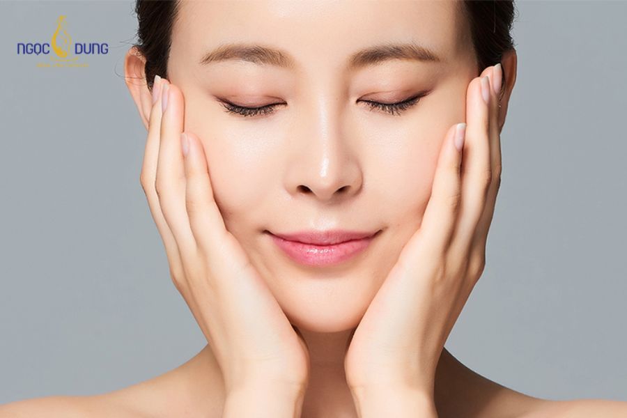Cách Làm tan botox nhanh an toàn và hiệu quả 11 Dùng tay massage nhẹ nhàng vùng tiêm botox để làn da sớm trở lại trạng thái bình thường