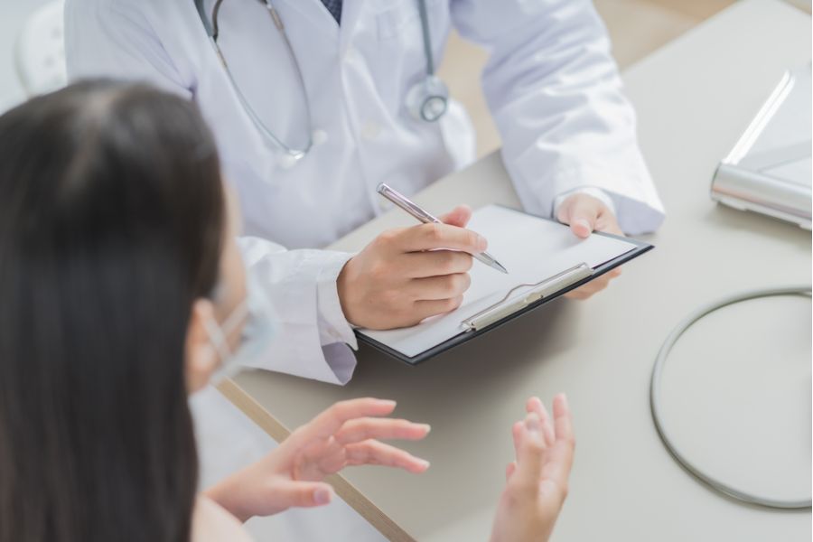Tiêm filler cằm bao lâu thì đẹp tự nhiên? Những yếu tố liên quan 17 Khách hàng thường được thăm khám và tư vấn dáng cằm trước khi tiêm filler