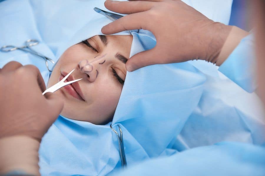 Sửa mũi bao lâu thì lành? Những yếu tố ảnh hưởng cần lưu ý 10 Thời gian hồi phục sau nâng mũi có thể khác nhau tùy thuộc vào kỹ thuật phẫu thuật được lựa chọn