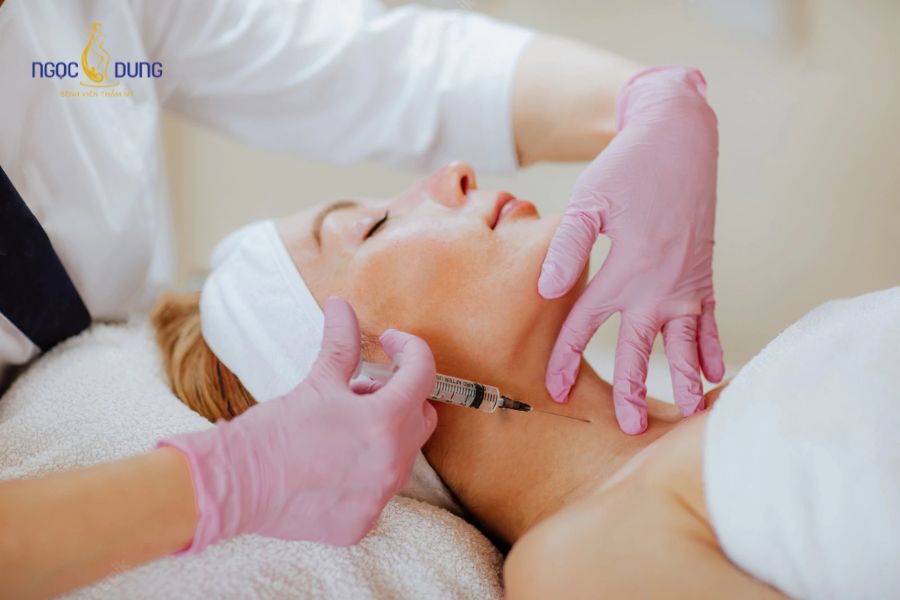 Tiêm botox xóa nhăn là gì? Ưu & nhược điểm và lưu ý cần biết 14 Tiêm botox giúp làm mờ các đường lằn dọc và ngang ở cổ