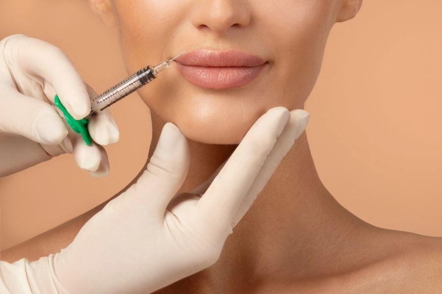Tiêm filler là gì? Những lưu ý cần biết trước khi thực hiện 9 Tiêm filler có thể giúp tăng độ dày cho môi mỏng hoặc làm mờ nếp nhăn hiệu quả