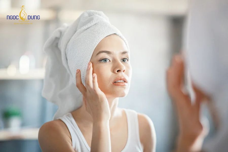 Tiêm botox gọn hàm kiêng gì? Cách chăm sóc da an toàn 9 Tránh sờ tay lên mặt hoặc xoa bóp, massage để hạn chế ảnh hưởng tới kết quả tiêm