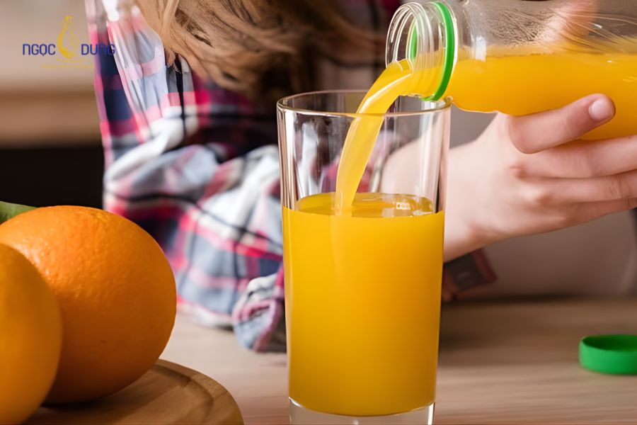 Sau tiêm botox kiêng gì? Nên ăn gì cho mau lành 12 Vitamin C có trong nước cam giúp tăng sức đề kháng và thúc đẩy tổng hợp collagen tự nhiên rất tốt