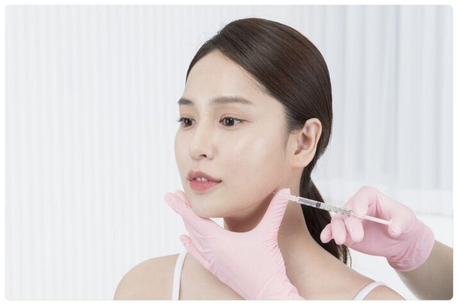 Tiêm botox gọn hàm bao nhiêu cc? Những yếu tố ảnh hưởng 12 Botox giúp giảm hoạt động cơ hàm, tạo đường nét V-line thanh thoát