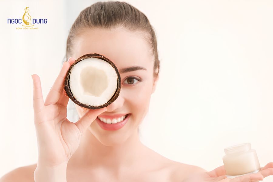 Cách trị thâm và xóa bọng mắt bằng dầu dừa hiệu quả 6 Các axit béo và Vitamin E trong dầu dừa thẩm thấu sâu, hỗ trợ ức chế melanin và giảm sưng nề bọng mắt