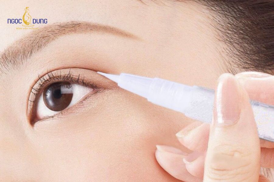 Cách nhấn mí tạo mắt 2 mí tại nhà không cần phẫu thuật 10 Cách tạo mí mắt tại nhà bằng gel lỏng mang lại độ linh hoạt cao, phù hợp với người có bầu mắt dày