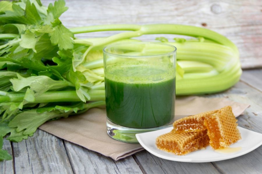 Ăn gì để giảm bọng mắt? Thực phẩm nên và không nên ăn khi bị bọng mắt 12 Cần tây chứa hoạt chất giúp giãn nở các mạch máu và hỗ trợ quá trình lợi tiểu tự nhiên tốt