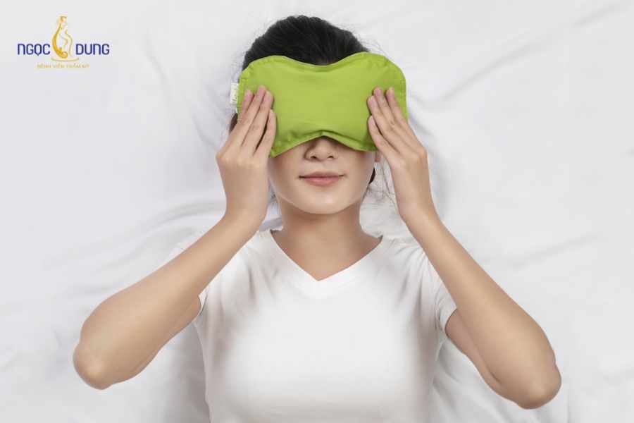 9+ cách trị bọng mắt tại nhà đơn giản và nhanh chóng 7 Chườm lạnh bằng đá là cách giúp giảm bọng mắt nhanh chóng