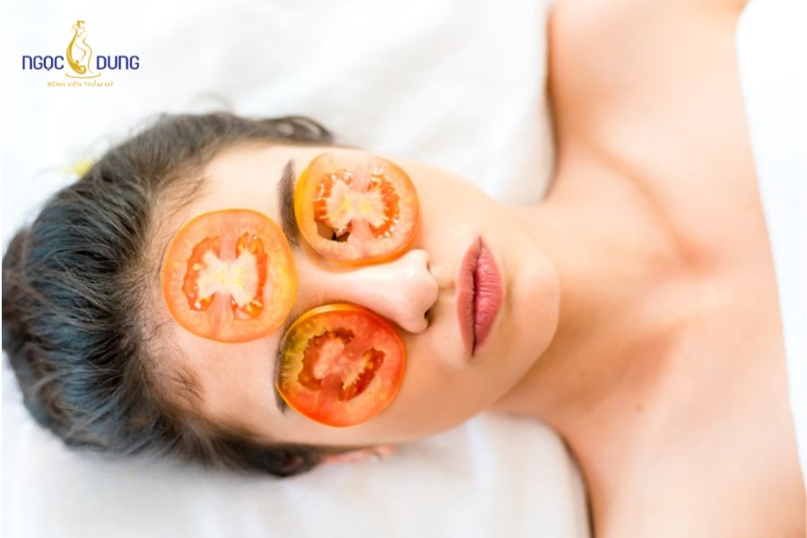 Cách làm giảm bọng mắt và quầng thâm hiệu quả, nhanh chóng 9 Đắp mắt bằng cà chua cải thiện độ đàn hồi và làm mềm da, giúp hỗ trợ cách làm tan bọng mắt quầng thâm