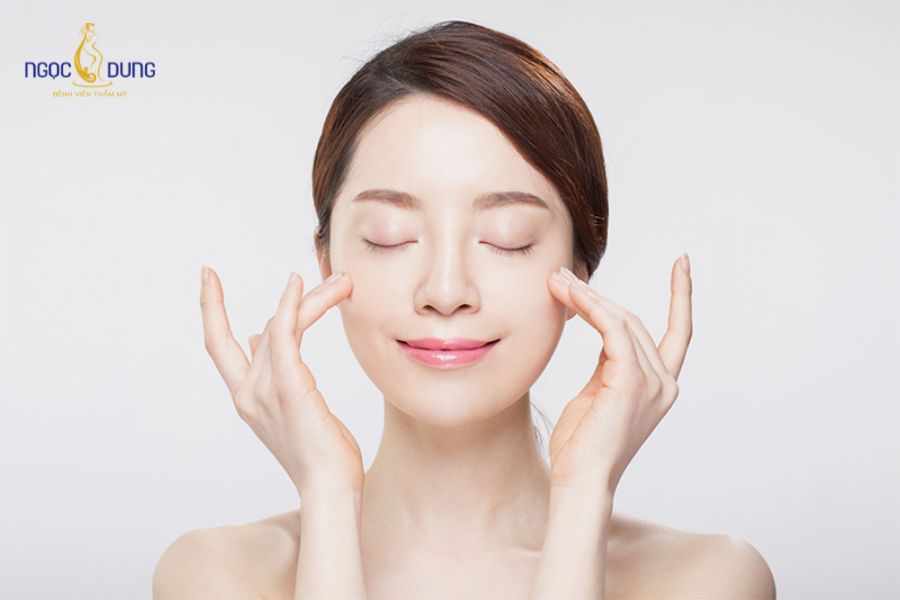 5 bài massage giúp giảm bọng mắt tại nhà cực kỳ hiệu quả 8 Động tác vuốt nhẹ từ trong ra ngoài giúp dẫn lưu dịch thừa và làm mờ các nốt bọng mắt