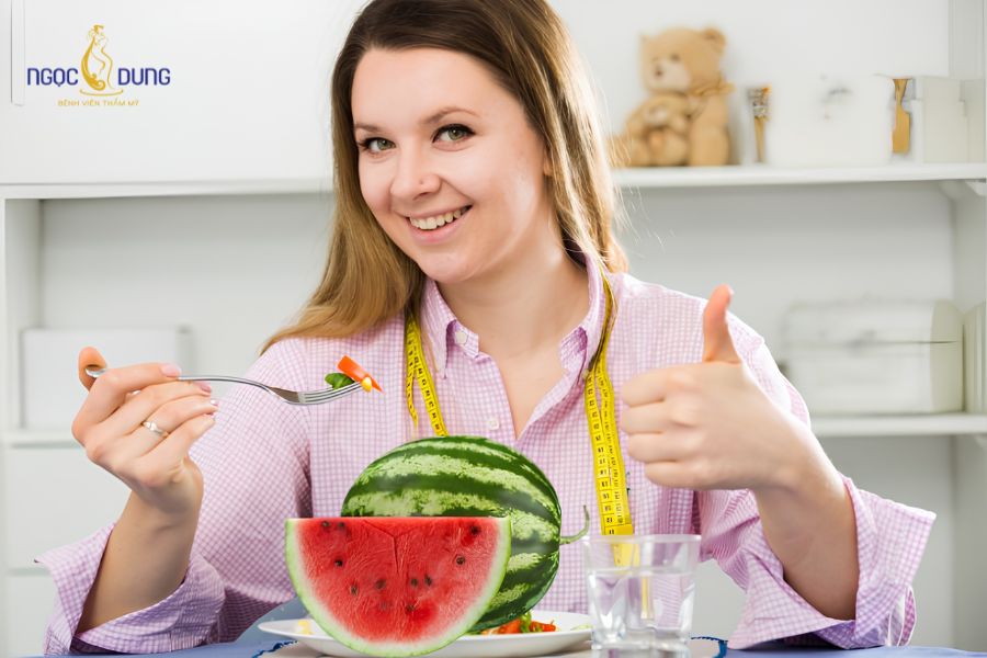 Ăn gì để giảm bọng mắt? Thực phẩm nên và không nên ăn khi bị bọng mắt 11 Dưa chuột giúp thanh lọc cơ thể và giảm thiểu tình trạng tích tụ dịch dưới mô mí mắt