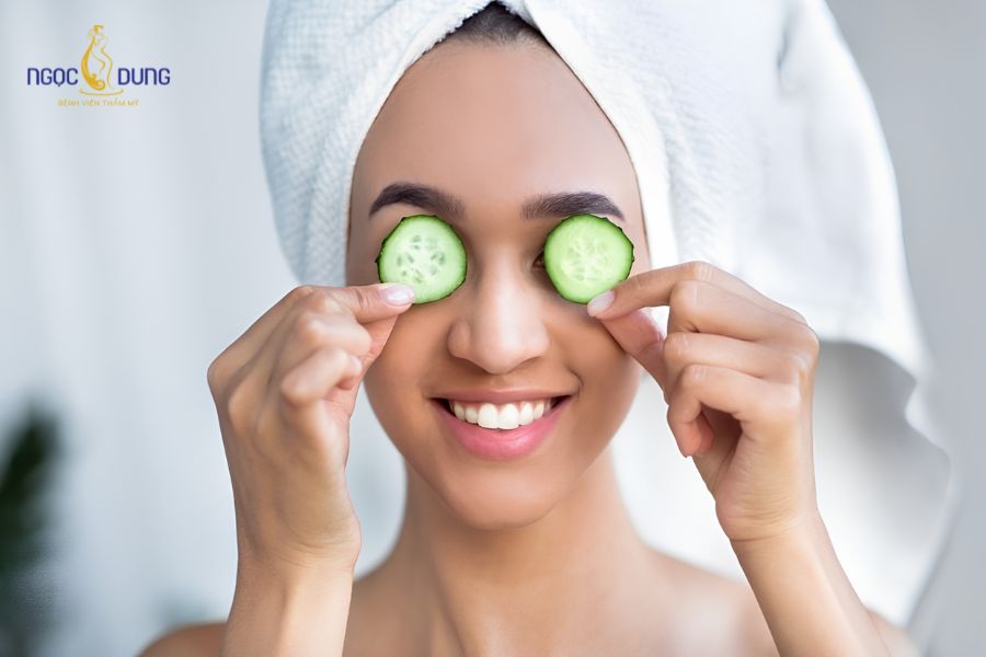 9+ cách trị bọng mắt tại nhà đơn giản và nhanh chóng 10 Dưa leo chứa hàm lượng nước cao, giúp ức chế sự giữ nước và làm dịu các vùng mô bị kích ứng