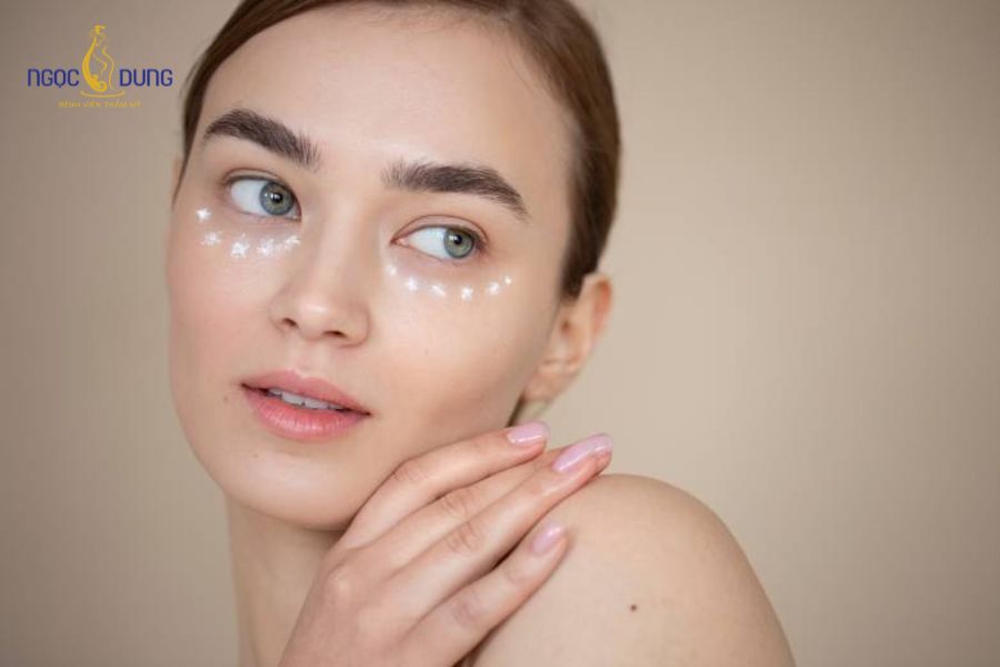 Cách làm giảm bọng mắt và quầng thâm hiệu quả, nhanh chóng 11 Dùng kem trị thâm mắt là cách làm giảm bọng mắt và quầng thâm hiệu quả
