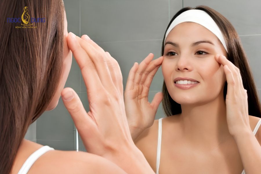 4 cách có bọng mắt tự nhiên, đẹp tại nhà đơn giản và dễ dàng 9 Dùng miếng dán tạo bọng mắt giúp định hình phần da mí dưới ổn định