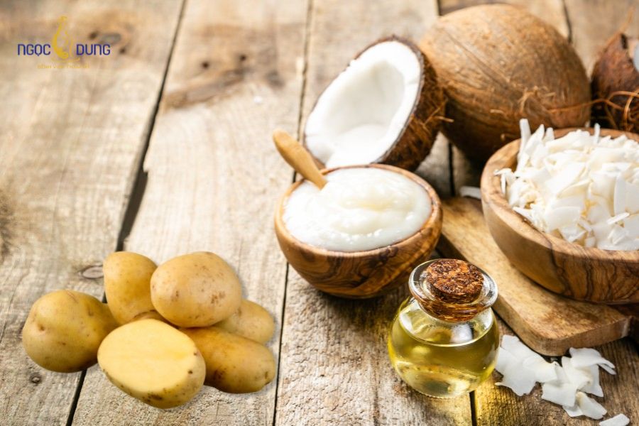 Cách trị thâm và xóa bọng mắt bằng dầu dừa hiệu quả 10 Enzyme Catecholase trong khoai tây phối hợp với dầu dừa tạo thành giải pháp lành tính giúp làm mờ các sắc tố sẫm màu dưới mắt