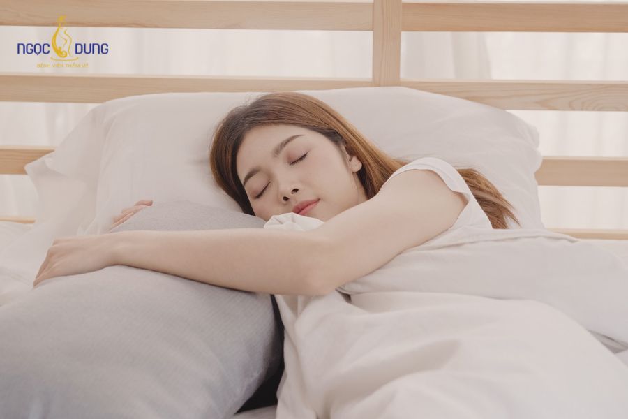 Bọng mắt bị sưng đỏ và đau là do đâu? Có nguy hiểm không? 8 Khi cơ thể thiếu ngủ trong thời gian dài cũng có thể khiến bọng mắt dưới bị sưng lộ rõ hơn