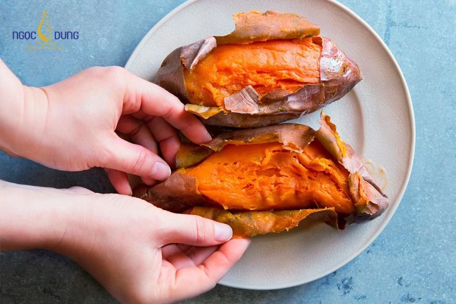 Ăn gì để giảm bọng mắt? Thực phẩm nên và không nên ăn khi bị bọng mắt 14 Khoai lang là loại thực phẩm rất cần thiết cho việc tái tạo và làm dày lớp da vùng mắt