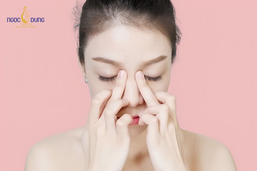 5 bài massage giúp giảm bọng mắt tại nhà cực kỳ hiệu quả 9 Luôn di chuyển ngón tay theo hình tròn từ trong ra ngoài để tránh làm da mắt bị chảy xệ