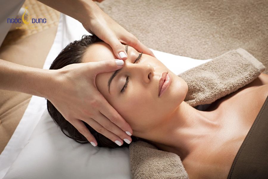 Mỡ mí mắt trên là gì? Cách giảm mỡ ở mí mắt trên hiệu quả 10 Massage mắt đúng kỹ thuật sẽ giúp giảm mỡ trên mí mắt tối