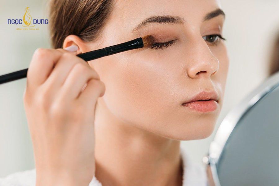 Cách nhấn mí tạo mắt 2 mí tại nhà không cần phẫu thuật 11 Mẹo tạo mắt 2 mí bằng kỹ thuật trang điểm đổ bóng giúp bảo vệ vùng da mắt nhạy cảm tuyệt đối