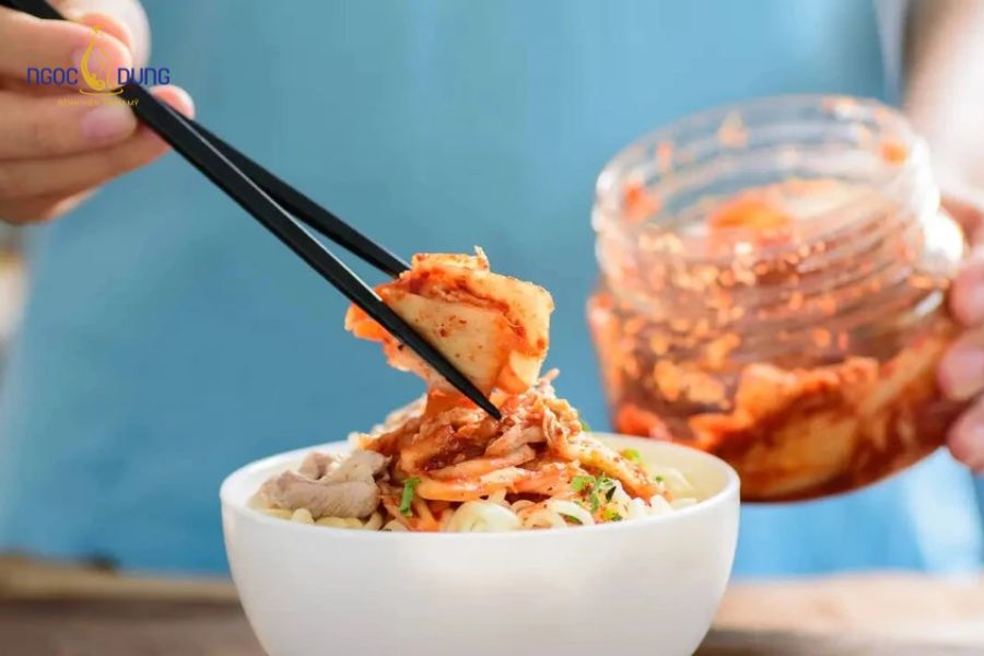Ăn gì để giảm bọng mắt? Thực phẩm nên và không nên ăn khi bị bọng mắt 17 Nên loại bỏ các loại thực phẩm chứa hàm lượng muối cao như dưa muối để tránh tích nước