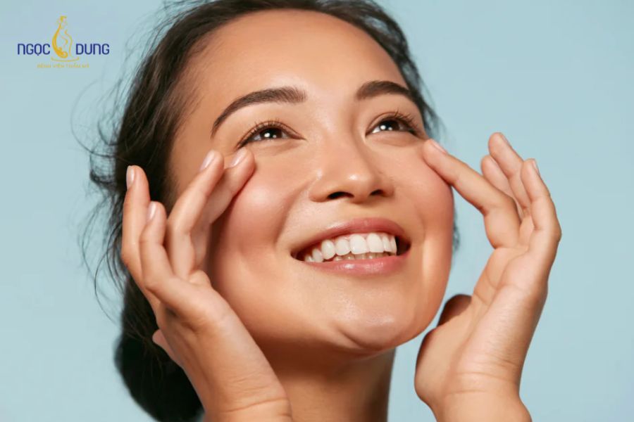 Bọng mắt cười là gì? Tại sao lại có bọng mắt khi cười 5 Phân biệt bọng mắt cười với bọng mỡ dưới mí để hiểu rõ tình trạng mắt đang gặp phải dễ dàng