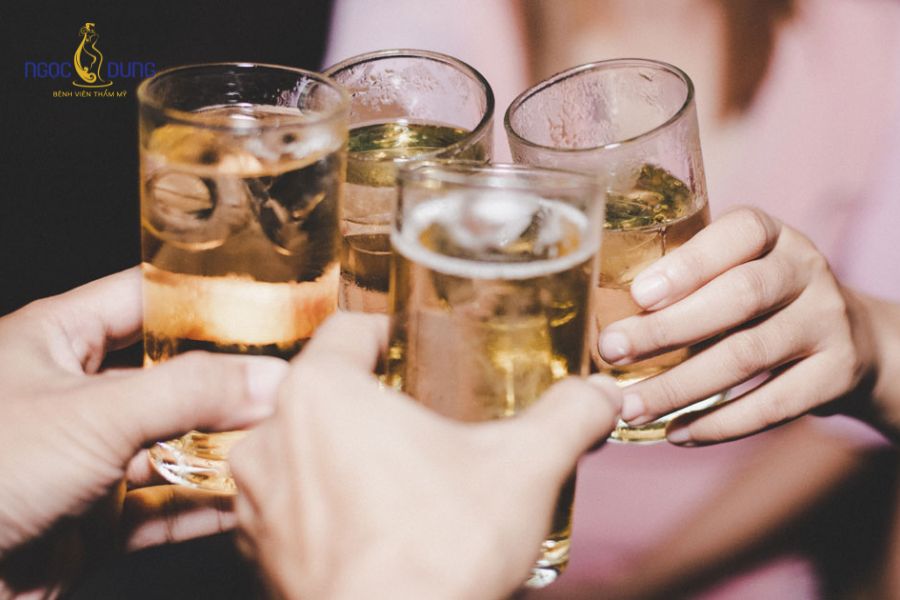 Ăn gì để giảm bọng mắt? Thực phẩm nên và không nên ăn khi bị bọng mắt 18 Rượu bia có đặc tính lợi tiểu nhưng lại gây mất nước tế bào nghiêm trọng, có thể tạo ra bọng mắt sưng húp