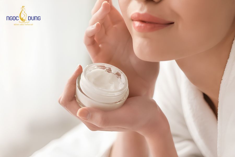 Mỡ mí mắt trên là gì? Cách giảm mỡ ở mí mắt trên hiệu quả 9 Sử dụng kem tan mỡ mắt cũng là cách khắc phục an toàn tại nhà