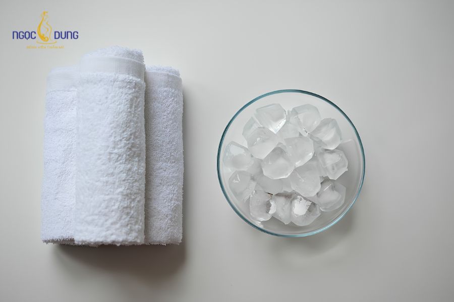 Cách trị bọng mắt bằng nước đá lạnh tại nhà nhanh, hiệu quả 7 Sử dụng khăn mềm bọc đá viên giúp kiểm soát nhiệt độ ổn định, bảo vệ mắt khỏi nguy cơ bỏng lạnh