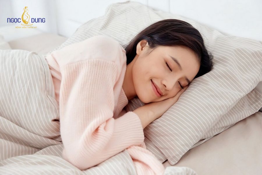 9+ cách trị bọng mắt tại nhà đơn giản và nhanh chóng 11 Thay đổi tư thế ngủ hợp lý cũng là cách làm giảm bọng mắt dưới hiệu