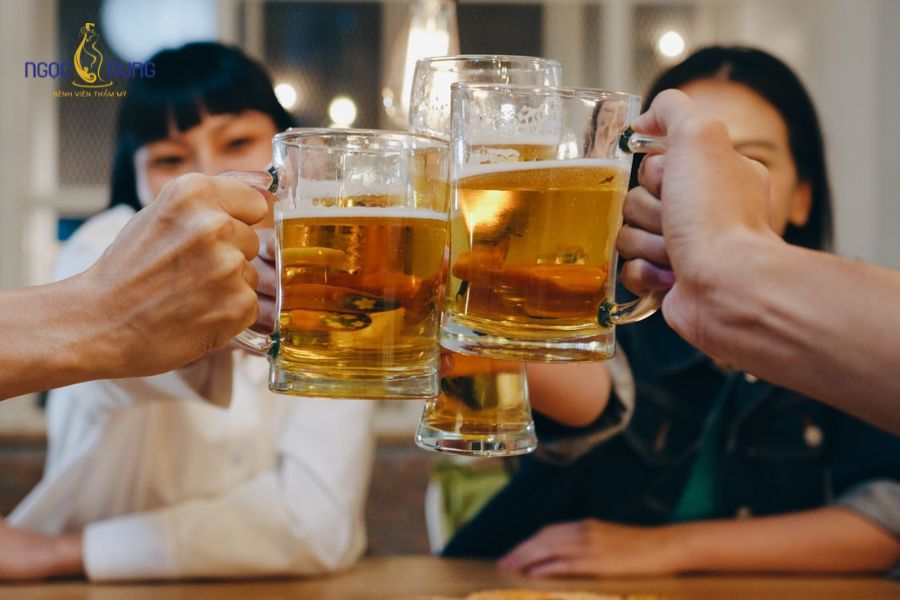Bọng mắt bị sưng đỏ và đau là do đâu? Có nguy hiểm không? 9 Uống nhiều bia rượu cũng có thể gây gương mặt sưng phù, bọng mắt bị sưng đỏ