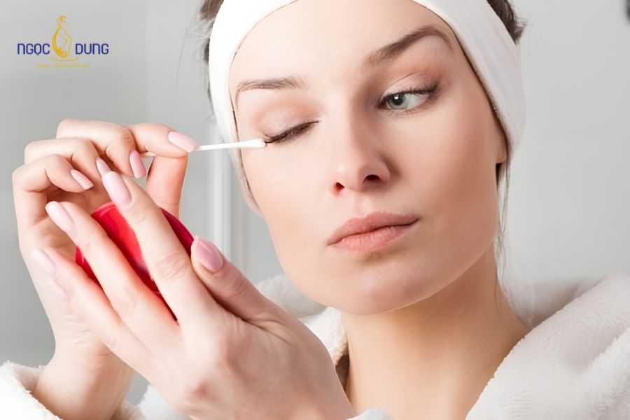 4 cách có bọng mắt tự nhiên, đẹp tại nhà đơn giản và dễ dàng 10 Dùng miếng dán tạo bọng mắt
