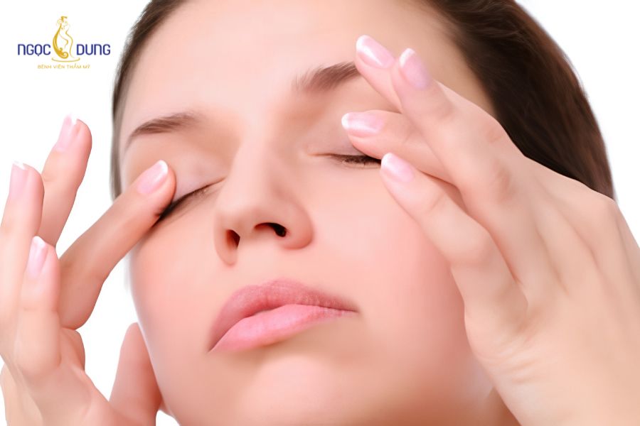 Cắt mí mắt bị trợn: Nguyên nhân và cách khắc phục hiệu quả 9 Áp dụng phương pháp massage mí mắt theo chiều dọc hỗ trợ làm mềm các tổ chức sẹo co rút sinh lý