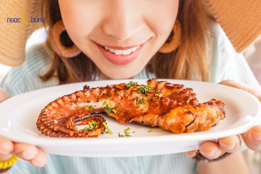 Cắt mí kiêng hải sản bao lâu? Có ăn được hải sản không? 5 Hàm lượng đạm lạ trong hải sản dễ kích hoạt phản ứng ngứa ngáy khi vết thương đang lên da non