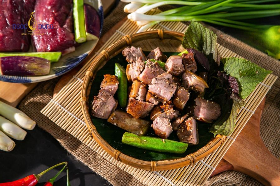 Cắt mí mắt có ăn được thịt dê không? Nên kiêng bao lâu? 9 Hàm lượng đạm và tính nóng trong thịt dê dễ gây kích ứng đường cung mí vừa phẫu thuật