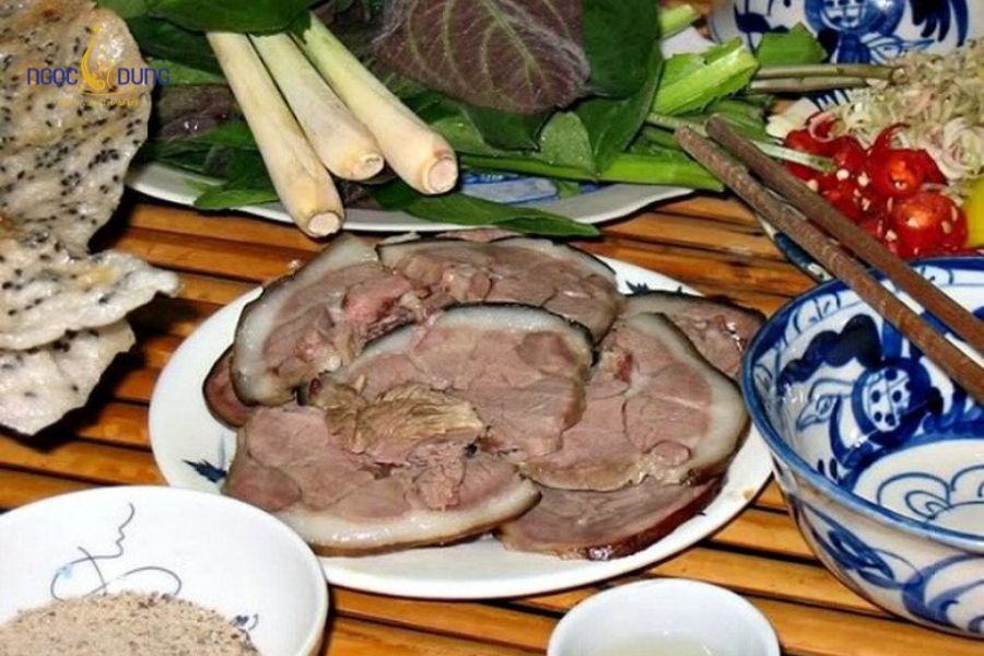 Hàm lượng protein rất cao trong thịt chó dễ làm kích thích tăng sinh mô sẹo tại đường cung mí