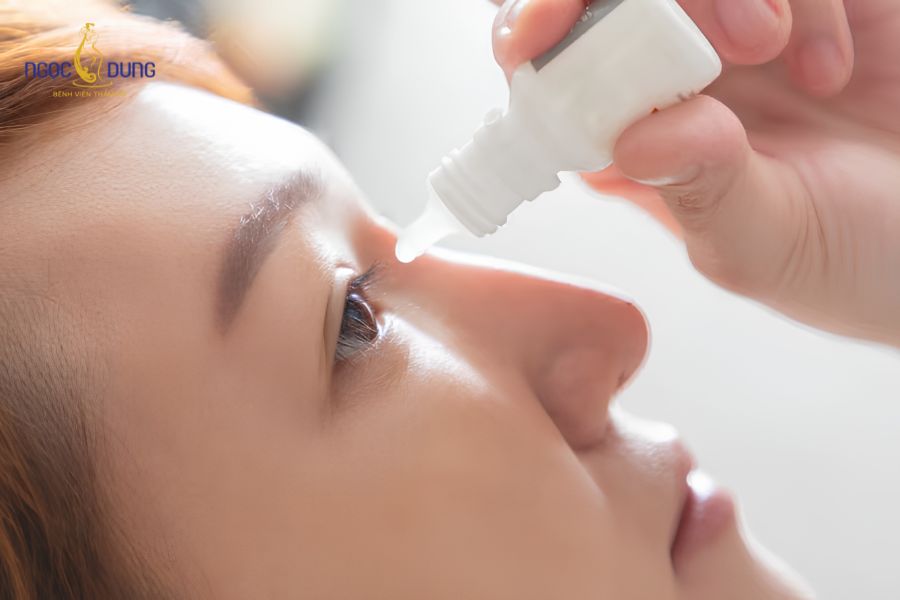 Cắt mí không nhắm được mắt: Nguyên nhân & cách khắc phục 11 Khách hàng nên sử dụng nước mắt nhân tạo đều đặn theo chỉ định để hỗ trợ cấp ẩm cho mắt